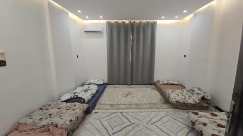 Ένα ή περισσότερα κρεβάτια σε δωμάτιο στο 1st Floor fully furnished flat is available in Karbala