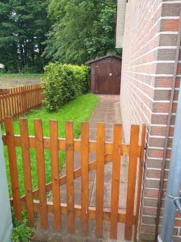 a wooden fence in front of a house at "Am Waldesrand" RE16 in Sögel