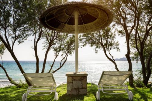 ヴィッラシミーウスにあるステラ マリスの海の前の椅子2脚と傘