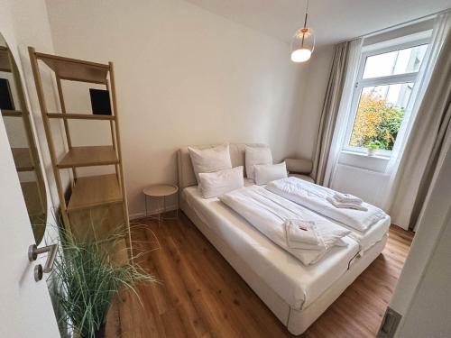 ein kleines Zimmer mit einem Bett und einer Leiter in der Unterkunft Stilvolle Suite in Celle - Frühstück, Kaffee, kostenloser Parkplatz und Wohnküche in Celle