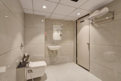ein Badezimmer mit Toilette, Waschbecken und Dusche in der Unterkunft Hotel Royal Time in Ahmedabad