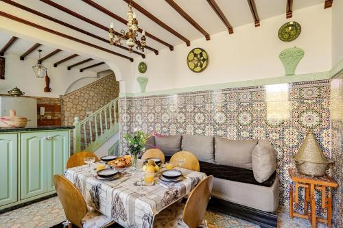 アル・ジャディーダにあるVue sur mer Riad Statia Votre refuge authentiqueのテーブルとソファのあるリビングルーム