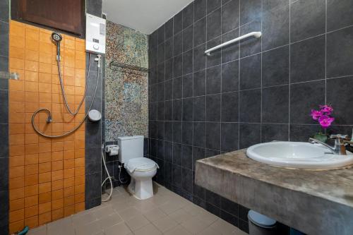 Un baño con inodoro, lavabo y ducha. en SawasdeeCiao Patong Guesthouse, en Patong Beach