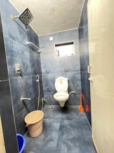 ein kleines Badezimmer mit Toilette und Fenster in der Unterkunft Home stay B1 Groundfloor in Chennai