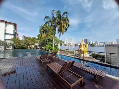 Πισίνα στο ή κοντά στο Riverview Condo Near Icon Siam Hi Speed Internet