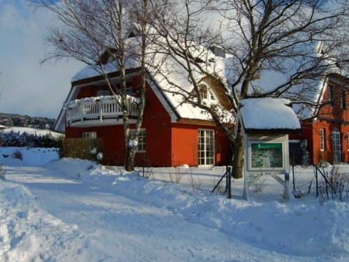 Groß ZickerにあるUhlenhof 1の前面雪の赤い家