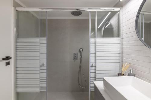 Family-Friendly Thisseio Retreat Near Acropolis