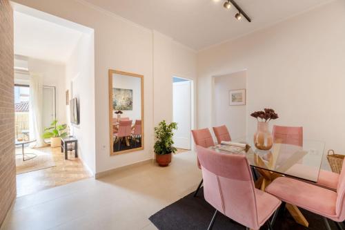 Family-Friendly Thisseio Retreat Near Acropolis