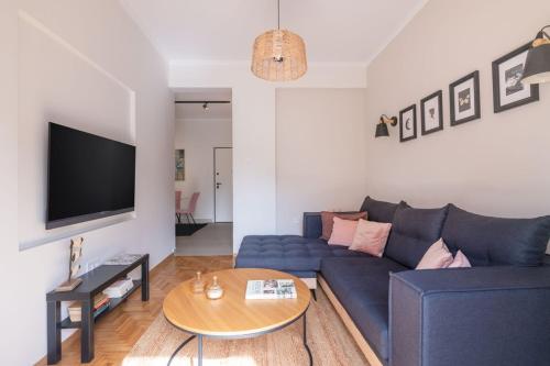 Family-Friendly Thisseio Retreat Near Acropolis