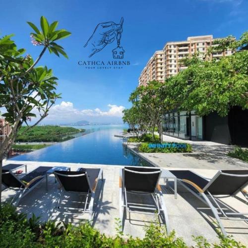 una vista di un fiume con sedie su una passerella di Urban Suites 2BR #SelfCheck-in #6Pax #TopFacilities a Jelutong