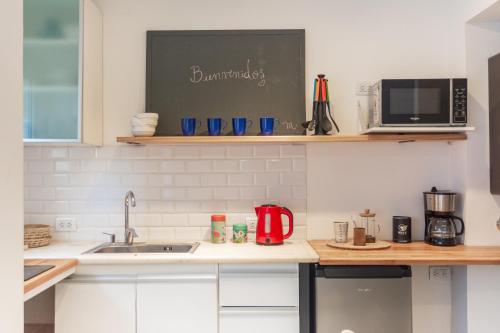 a kitchen counter with a sink and a microwave at Escapada ideal a Mar del Plata luz, diseño y ubicación perfecta in Mar del Plata