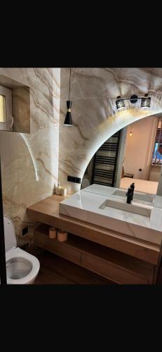 サトゥ・マーレにあるResidence Oneの洗面台とトイレ付きのバスルーム