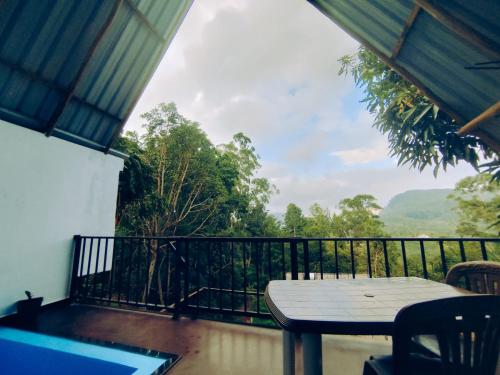 - Balcón con mesa y vistas en The Ella Homestay, en Ella