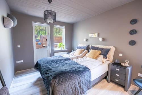 una camera da letto con un letto e una finestra di Family-Friendly 5BR Home with Free Parking & Balcony a Reykjavik