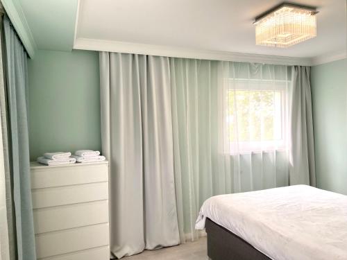 ein Schlafzimmer mit einem Bett und einem Fenster in der Unterkunft Best location! Park, Casino, Theatre! in Wiesbaden