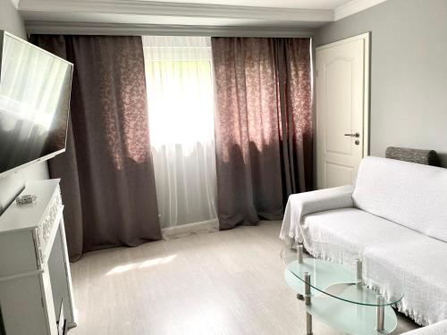 ein Wohnzimmer mit einer Couch und einem Glastisch in der Unterkunft Best location! Park, Casino, Theatre! in Wiesbaden