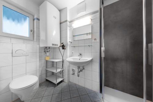 ザンクト・マルガレーテン・イム・ルンガウにあるResidenz Monica Top 6のトイレと洗面台を備えた白いバスルーム
