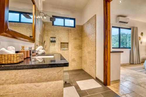 Ένα μπάνιο στο Blue Jungle Lodge