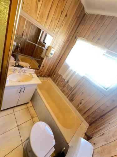 Ένα μπάνιο στο Queen Room Close to Station and Shops - PH3