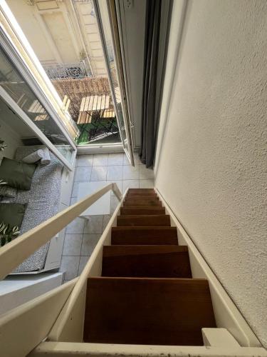 a stairway in a room with a stair case at Simplicité au Centre de Montpellier in Montpellier