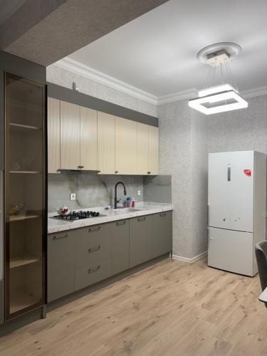 Una cocina con electrodomésticos blancos y un refrigerador blanco. en Levent beach Luxury apartment, en Sumqayit