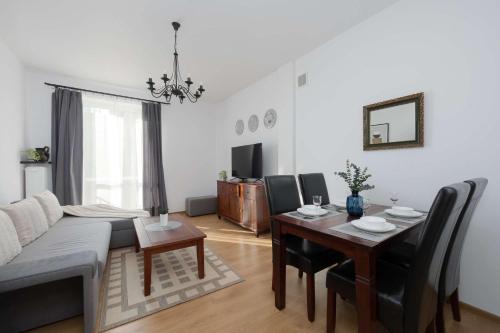 Bright Apartment in Muranów Close to the Old Town by Noclegi Renters