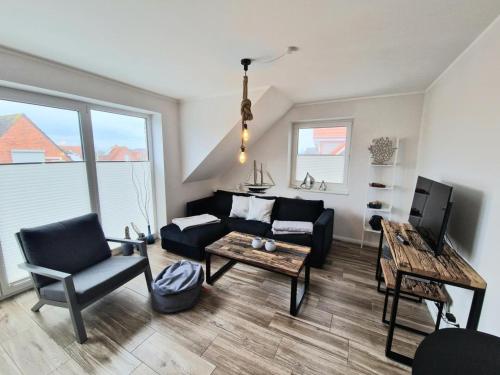 ein Wohnzimmer mit Sofa und Tisch in der Unterkunft Ferienwohnung Seestern in Fehmarn