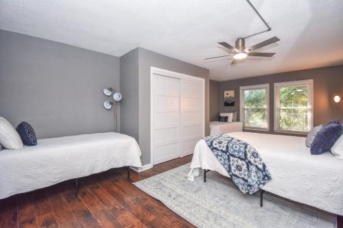 ein Schlafzimmer mit zwei Betten und einem Deckenventilator in der Unterkunft Eagle's Landing In Auburn in Auburn