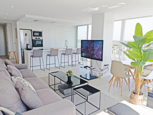 Loft Deluxe, Luminoso, Parking y Piscina - A 100 m del Mar AC