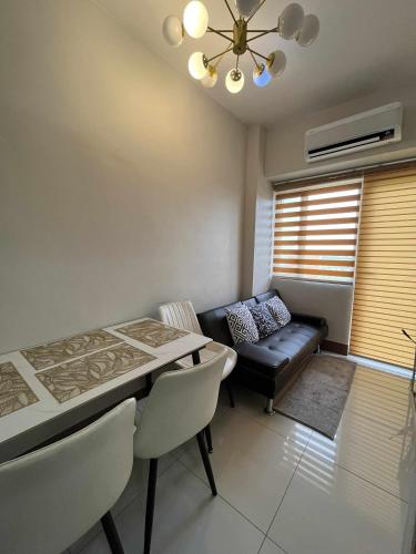 Posezení v ubytování 2 bedroom modern unit