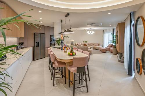 Villa Luxenia, Walk to Town & Skyline Views by etouri