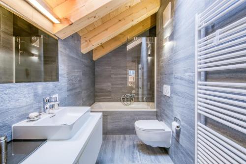 尚佩里Exceptional Penthouse Le Montagnier B62的带水槽、马桶和浴缸的浴室