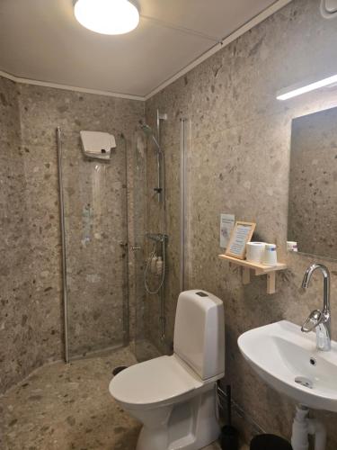 ルンドにあるBrunius Guesthouseのシャワー、トイレ、洗面台を備えたバスルーム