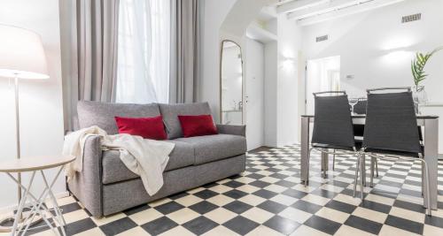 un salon avec un canapé et une table dans l'établissement JOIVY Elegant Studio in the Centre of Milan, à Milan