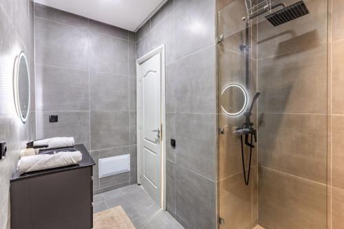 une salle de bain avec douche et lavabo dans l'établissement 2 chambres dans la ville rouge, à Douar Bellouk