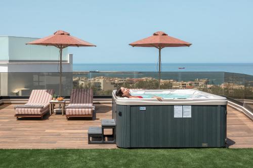 Villa Luxenia, Walk to Town & Skyline Views by etouri