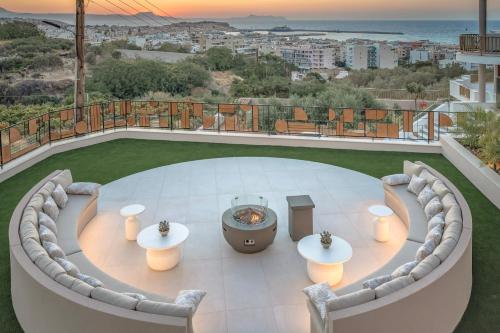 Villa Luxenia, Walk to Town & Skyline Views by etouri