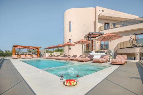 Villa Luxenia, Walk to Town & Skyline Views by etouri