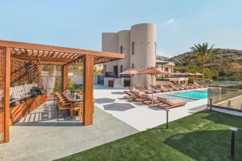 Villa Luxenia, Walk to Town & Skyline Views by etouri