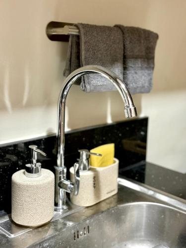 マニラにあるSoléa Suitesの洗面台(蛇口、カウンタートップ付)