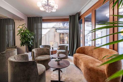 a living room with a couch and chairs at Hotel Grifoni in Venice