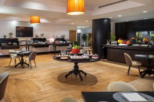 Una habitación con una mesa con comida encima. en Palace Catania | UNA Esperienze, en Catania