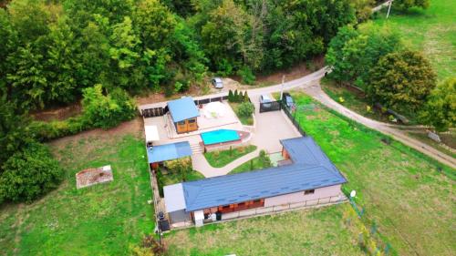 Het zwembad bij of vlak bij Vikendica Blagojević Čačak