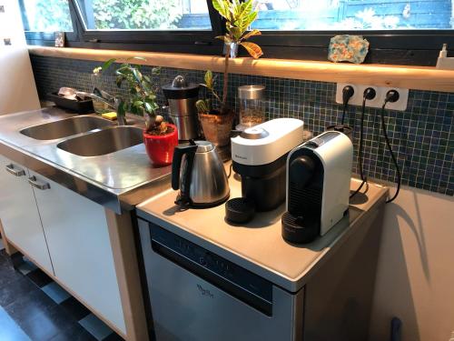 a kitchen counter with a coffee maker and a toaster at L'étape Impressionniste in Croissy-sur-Seine