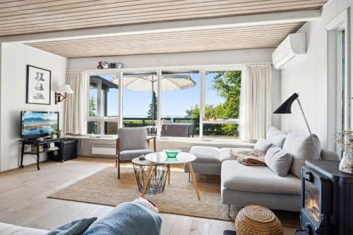 Khu vực ghế ngồi tại Holiday Home With Fjord Views At Horsens Fjord