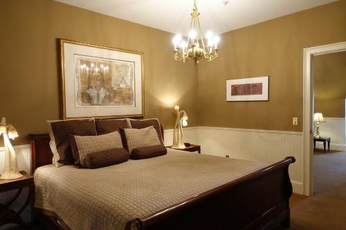a bedroom with a bed and a chandelier at Bluff View Inn in Chattanooga