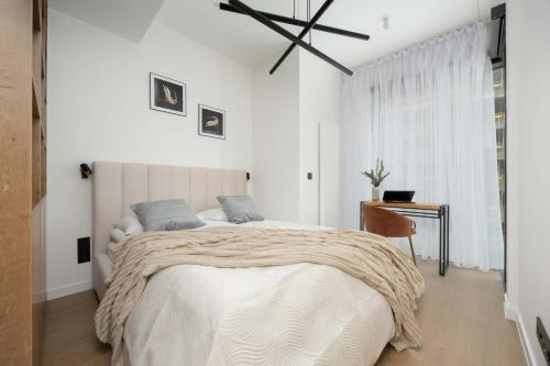 Towarowa Towers Comfortable Apartment with Air Conditioning Ideal for Remote Work by Noclegi Renters