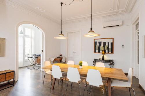 Apartamento Premium 5 Hab - 4 Baños- Balcón a Gran Vía - Grupos hasta 12 - Passeig Gràcia 8 min