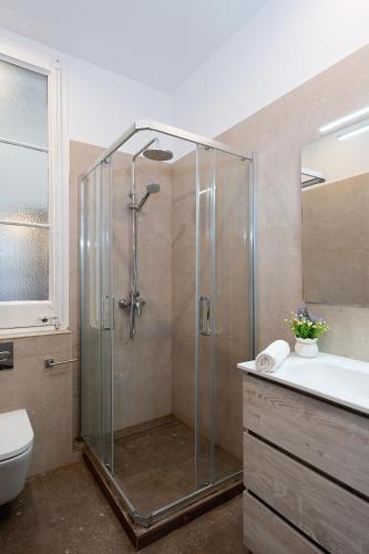 Apartamento Premium 5 Hab - 4 Baños- Balcón a Gran Vía - Grupos hasta 12 - Passeig Gràcia 8 min
