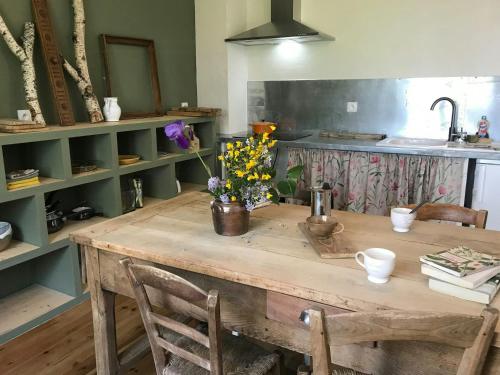 Η κουζίνα ή μικρή κουζίνα στο Peaceful And Authentic Barn In The Heart Of Cantal